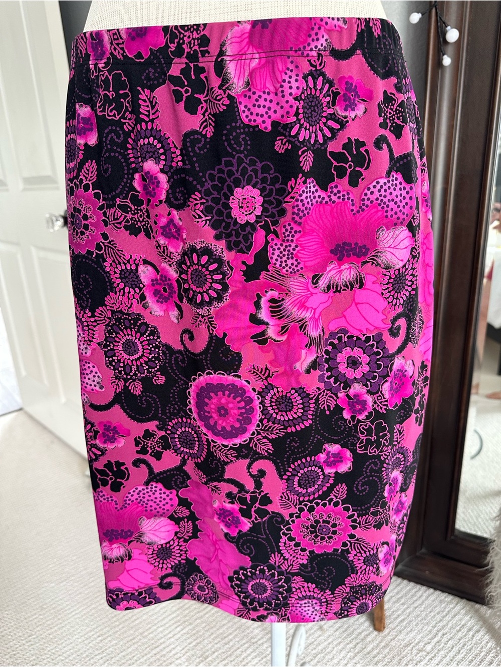 Casual Corner Pink and Black Floral Skirt, size medium - Picture 6 of 9